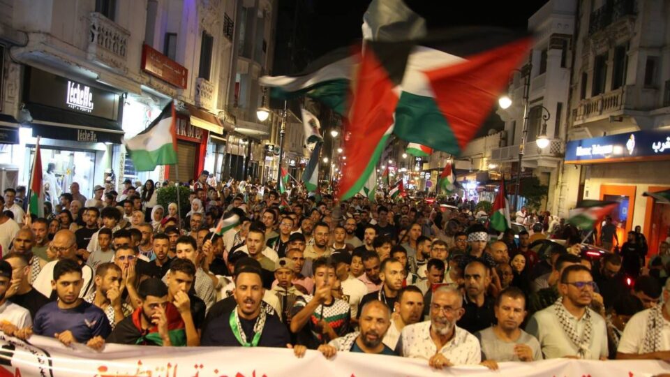 بالتزامن مع زيارته للمغرب.. مظاهرة بطنجة احتجاجاً على دعم ماكرون لإسرائيل في حربها على غزة