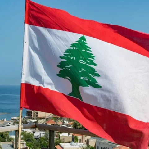 مغاربة لبنان تحت نيران التصعيد.. مخاوف من “عزلة إجبارية” ومطالب بتدخل دبلوماسي