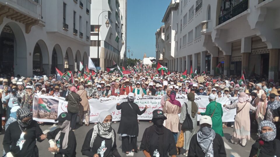 بأطفالهن.. النساء يتقدمن مسيرة الرباط وناشطة: نطالب بجبهة نسائية قوية ضد التطبيع