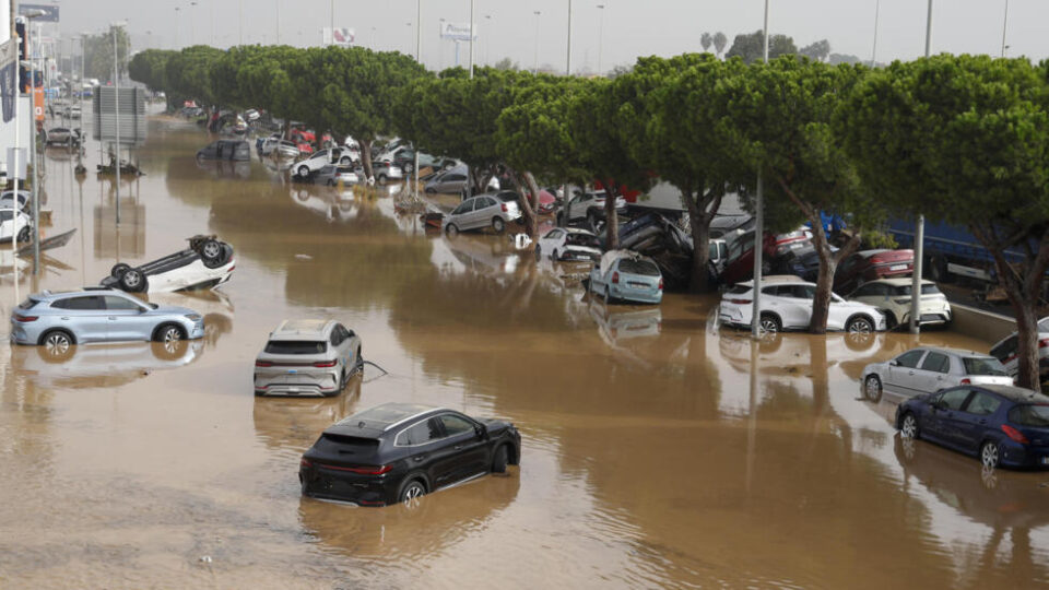 حصيلة ضحايا العاصفة دانا تقفز لـ 95 قتيلا والملك يبعث ببرقية تعزية لملك إسبانبا