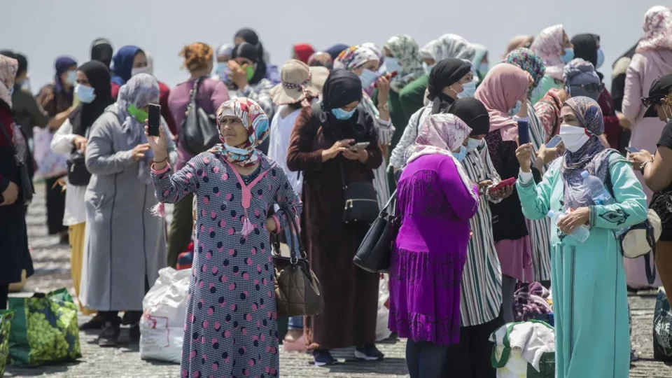 إسبانيا تبدأ اختيار عاملات مغربيات لجني الفراولة في حقولها وتستعين بعاملات أمريكا الجنوبية