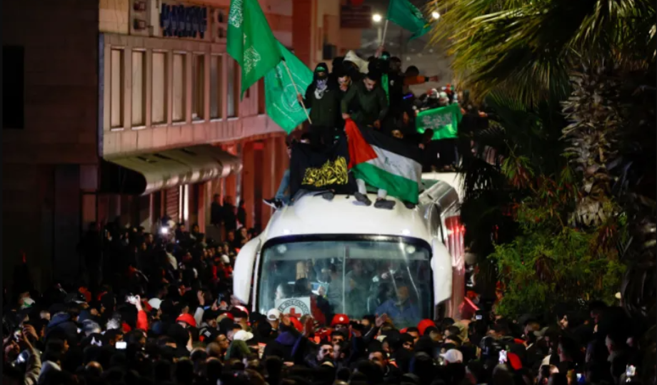 حشود تستقبل المعتقلين الفلسطينيين المفرج عنهم من السجون الإسرائيلية