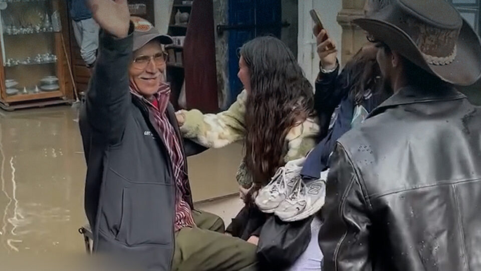 سياح يركبون عربة تقليدية لعبور بركة مياه في أزقة الصويرة