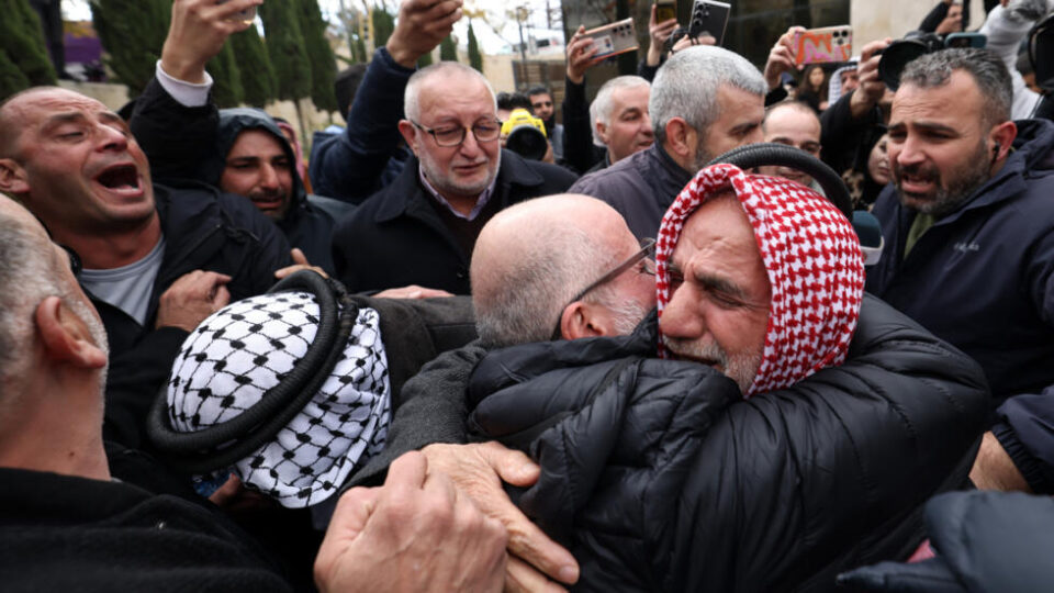 بينهم 50 محكوما بالمؤبد.. انتظار الإفراج عن 620 أسيرا فلسطينيينا