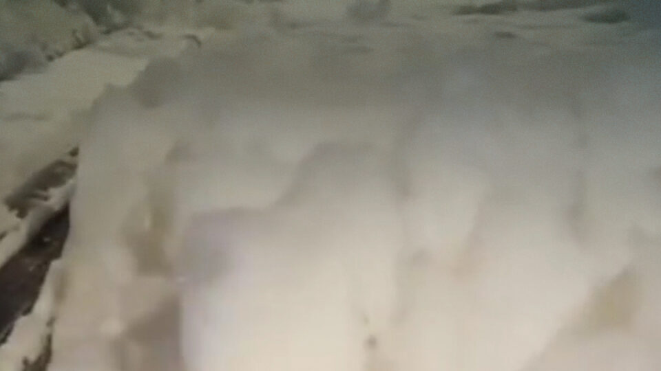 رغوة بيضاء تغطي شارعًا في البرنوصي بالدار البيضاء
