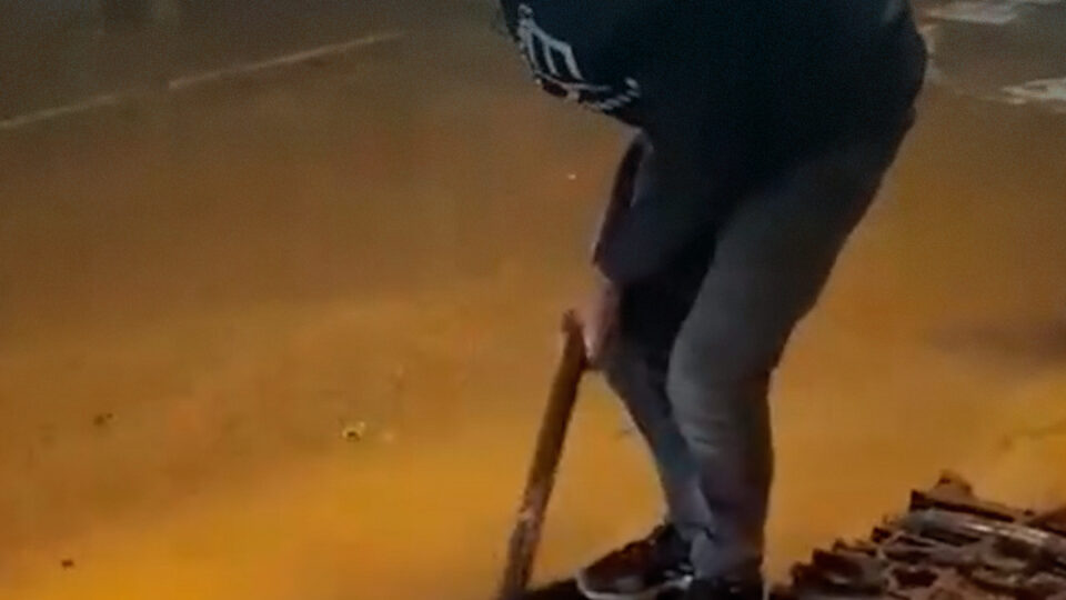 مواطن يتطوع لتنظيف بالوعة مغلقة بحي ليساسفة بالدار البيضاء