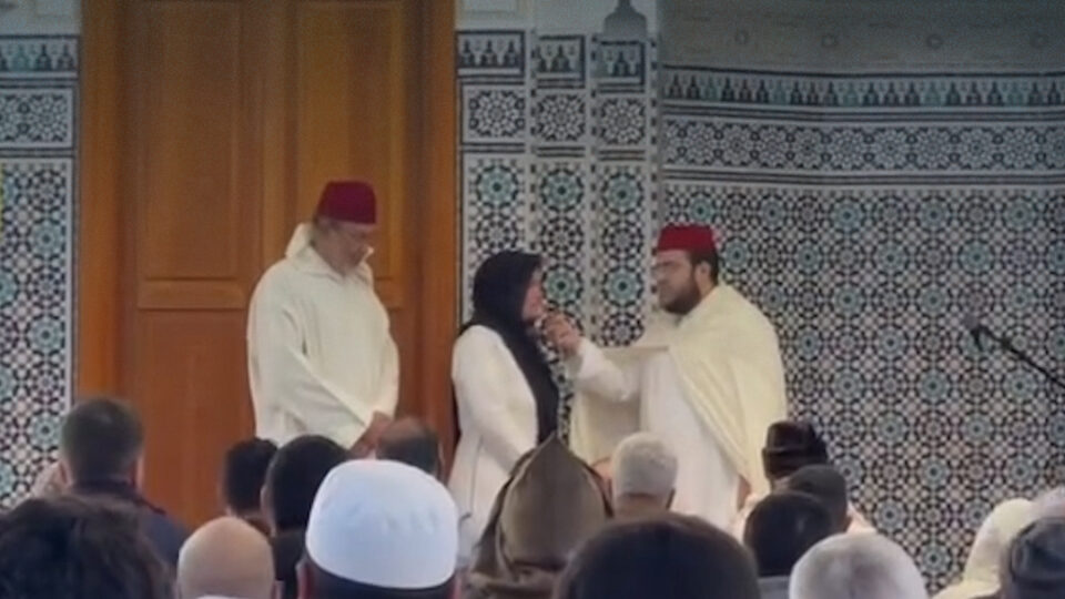 أمريكية تنطق الشهادتين في أحد مساجد تمارة