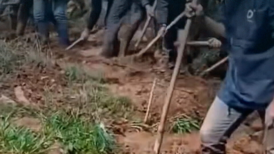 بإمكاناتهم البسيطة.. ساكنة دوار بإقليم شفشاون يفكون العزلة عن منطقتهم