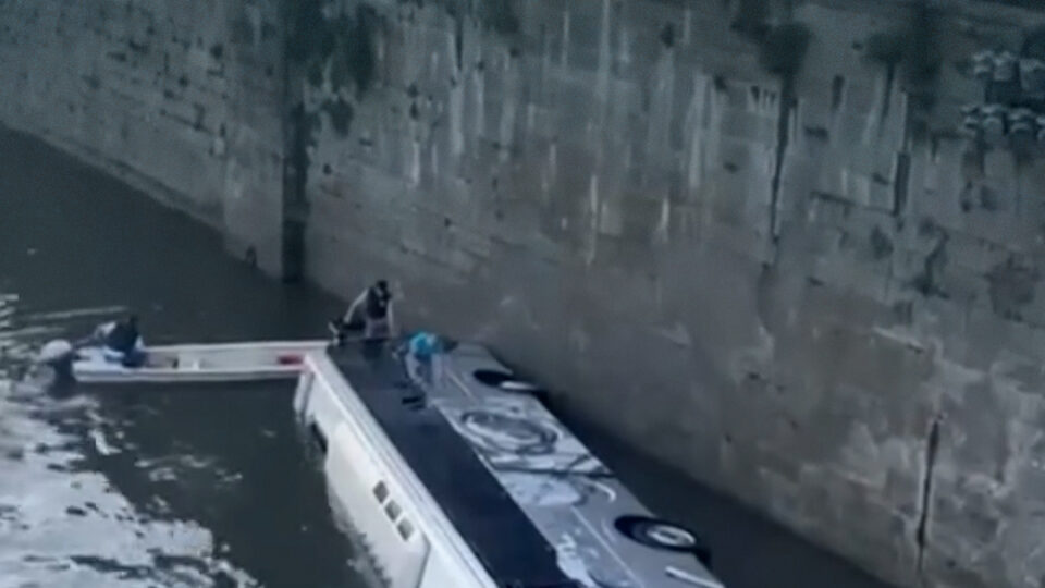 مقتل سائق حافلة بعد سقوطها في نهر بتورينو ⁣