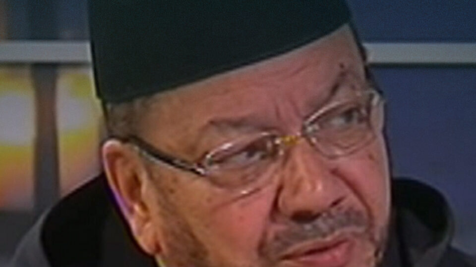 متأثرًا بصوته.. الشيخ بنحمزة يُهدي سجينا بإصلاحية وجدة عمرة ويعده بمنصب إمام مسجد بعد إطلاق سراحه