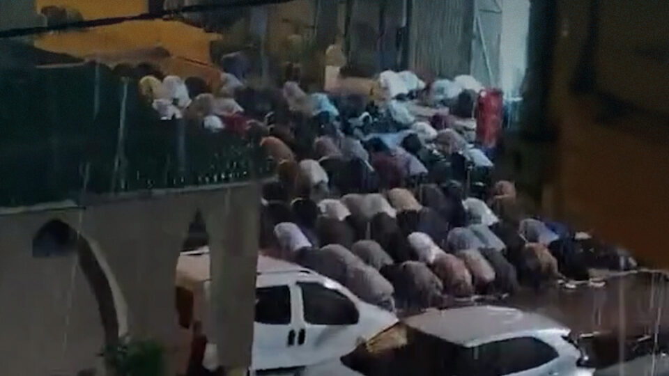 مصلون يؤدون التراويح تحت مطر غزير بأيت ملول