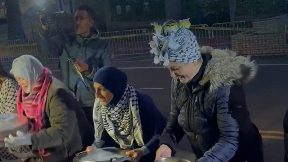 نشطاء ينظمون إفطارا جماعيا “فلسطينيا” أمام السفارة الإسرائيلية في واشنطن