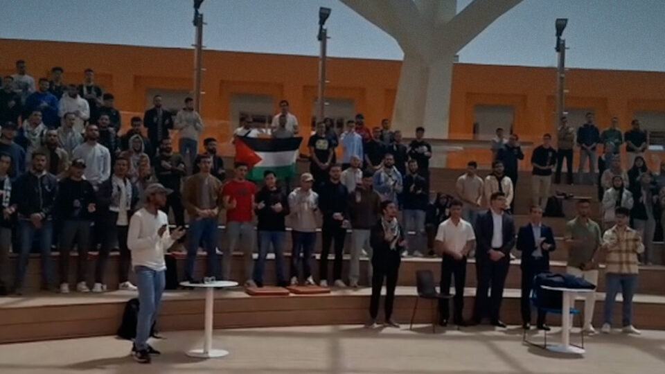 “الطالب يريد إسقاط التطبيع”.. طلبة جامعة محمد السادس بابن جرير يحتجون رفضا للتطبيع