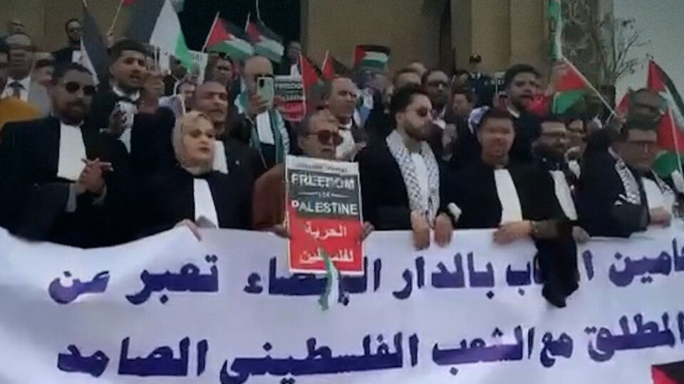 ببدلاتهم السوداء.. محامون بالدار البيضاء يحتجون تضامناً مع غزة
