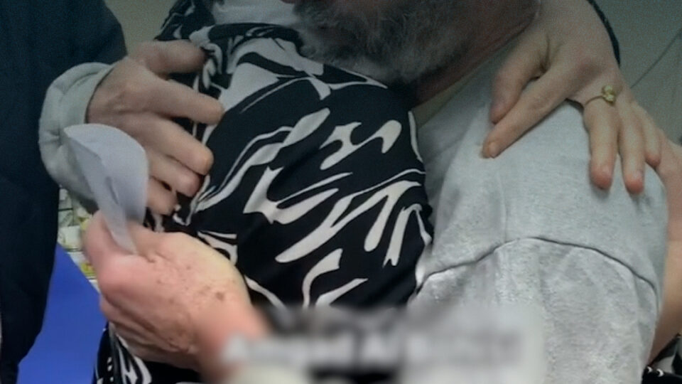 أسير محرر يلتقي ابنته في مستشفى شهداء الأقصى بغزة