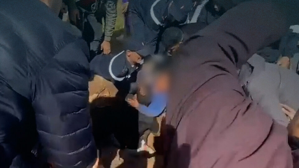 تيط مليل.. فرق الإنقاذ تنقذ طفلاً سقط في بئر مهجور