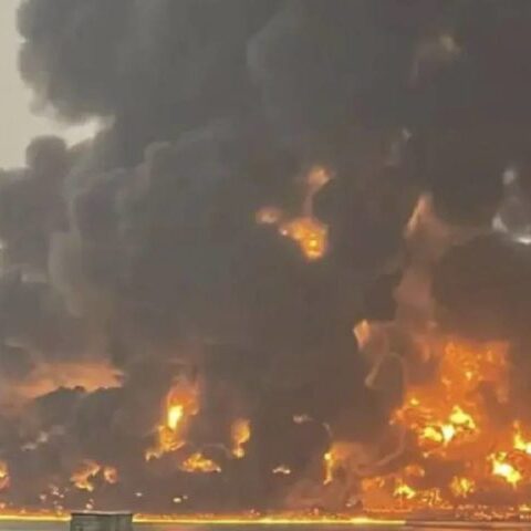 ارتفاع حصيلة الضربات الأميركية على الميناء النفطي في اليمن إلى 58 شهيدا