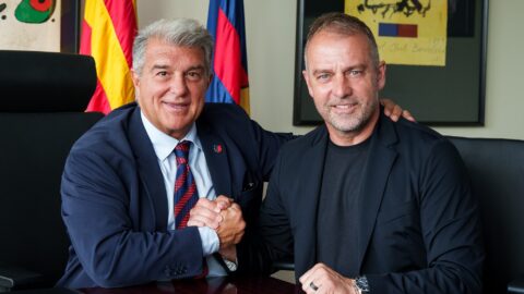 برشلونة يمدد عقد مدربه هانزي فليك حتى 2027