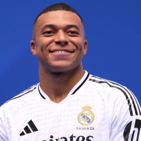 ريال مدريد يقرر منح مبابي القميص رقم 10 خلفًا لمودريتش