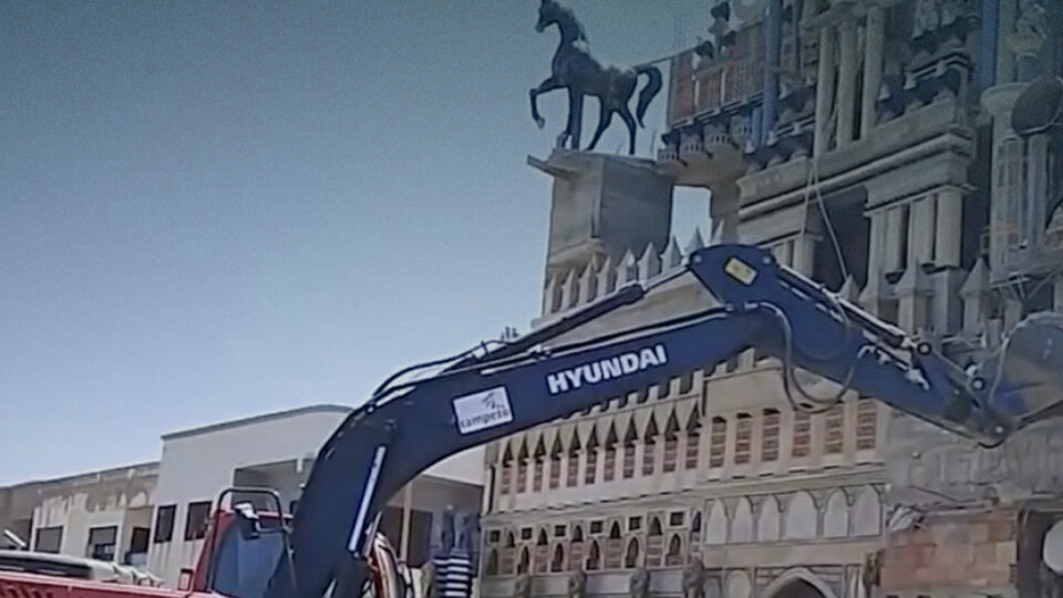 أشهر بناية في سلا.. السلطات تهدم “فيلا السبوعة” . .