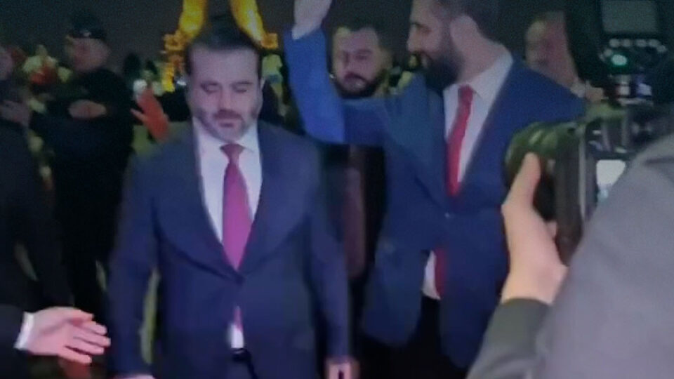 بعد لقاء ماكرون.. الرئيس السوري يتجول في باريس بالقرب من برج إيفل مرفوقا بوزير خارجيته أسعد الشيباني
