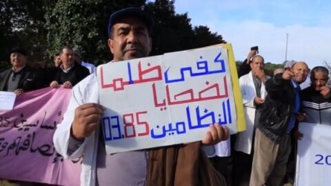 طلباً للإنصاف.. “ضحايا النظامين” يتظاهرون أمام وزارة التربية الوطنية