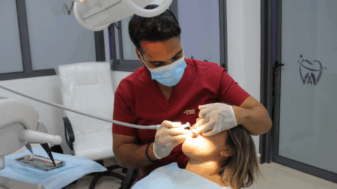 أطباء الأسنان يحذّرون من محاولة “شرعنة التطفل” على المهنة