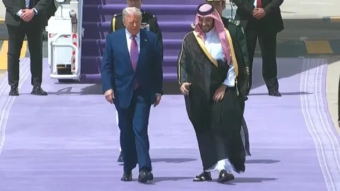ترامب يصل إلى السعودية في بداية جولة خليجية