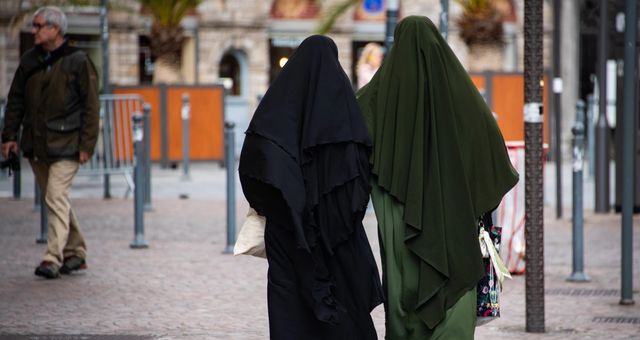 فرنسا: جماعة الإخوان المسلمين تشكّل تهديداً متنامياً لوحدة المجتمع الفرنسي