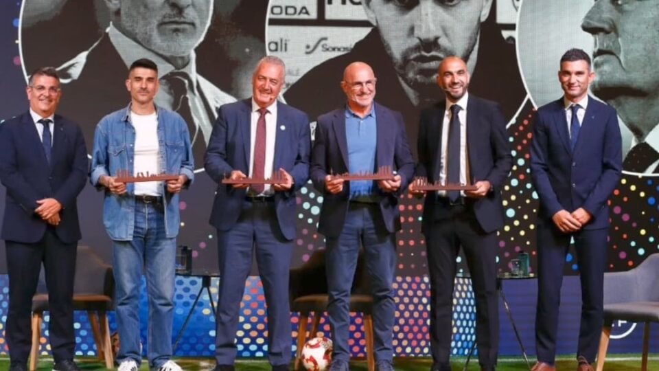 الركراكي يُكَرم في مدريد خلال مؤتمر دولي للمدربين