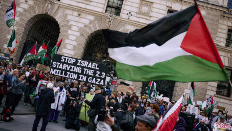 ناشطون مؤيدون للفلسطينيين يقتحمون أكبر قاعدة جوية بريطانية