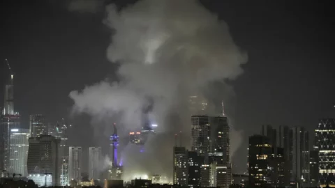 بدء الرد الإيراني على إسرائيل وتصاعد أعمدة الدخان فوق تل أبيب