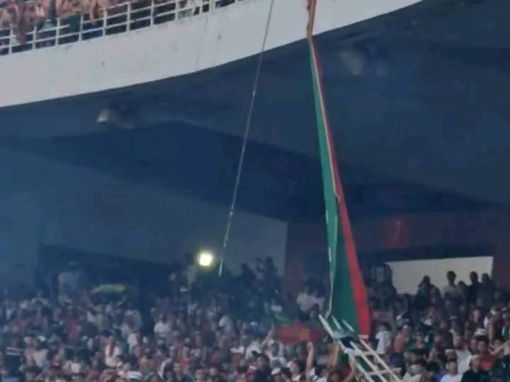 قتيل و11 مصابا خلال حادث سقوط مدرج ملعب في الجزائر