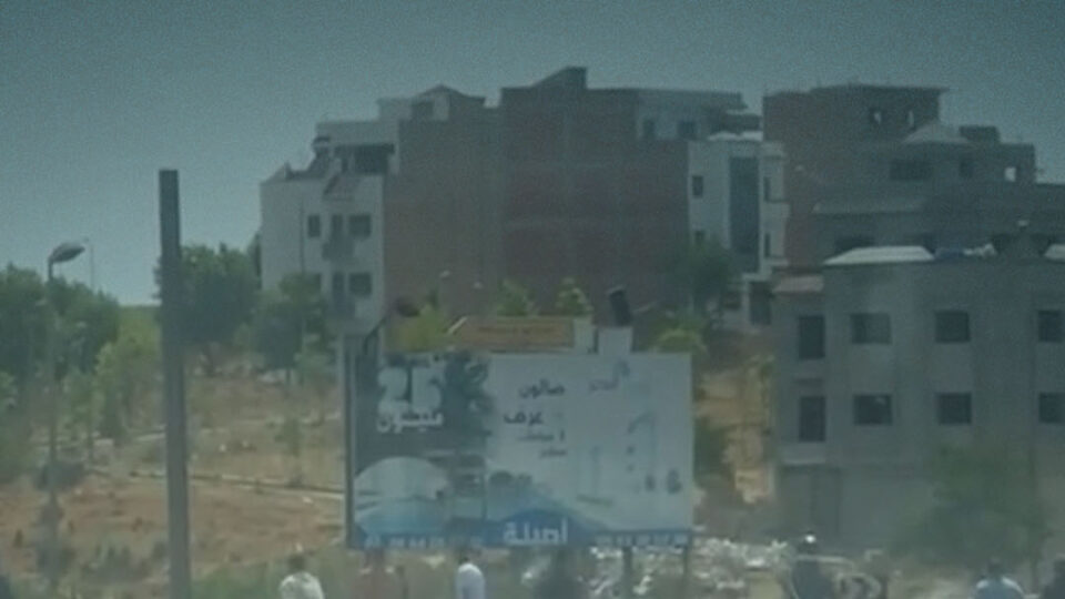 مخمور يهاجم عناصر الدرك بالسلاح الأبيض ويتسبب في 6 حوادث سير و15 إصابة قرب أصيلة