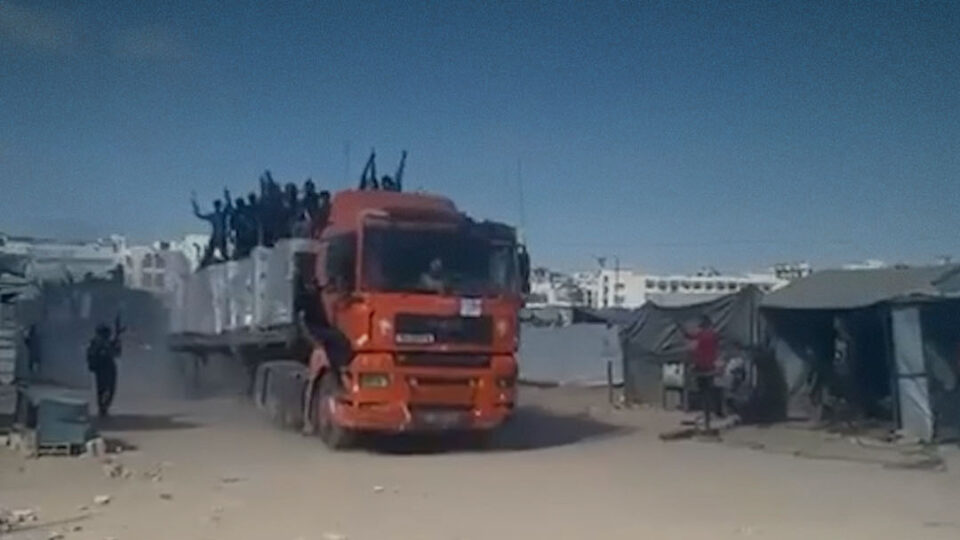 فرحة في غزة مع دخول شاحنات المساعدات الإنسانية