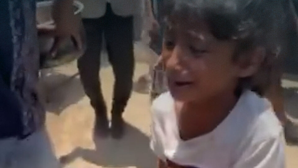 “أمانة يا عمي صبّلي”.. طفلة تناشد رجلاً لإطعامها في غزة قطاع