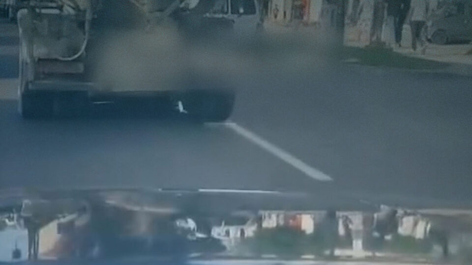 شاحنة إسمنت تُسرّب الخرسانة على طريق بوخالف بطنجة