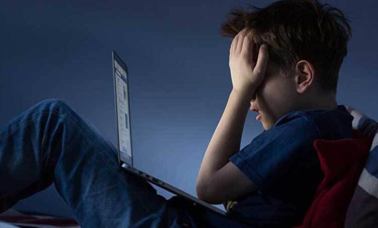 تقرير: أزمة الصحة النفسية للأطفال وصلت إلى نقطة حرجة بسبب وسائل التواصل الاجتماعي