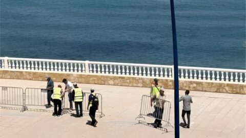بعد نحو عام من القيود بسبب الهجرة.. السلطات تزيل الحواجز الأمنية من شواطئ الفنيدق