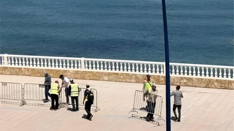 بعد نحو عام من القيود بسبب الهجرة.. السلطات تزيل الحواجز الأمنية من شواطئ الفنيدق