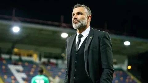 المغرب الفاسي ينفصل عن مدربه توميسلاف ستيبيتش