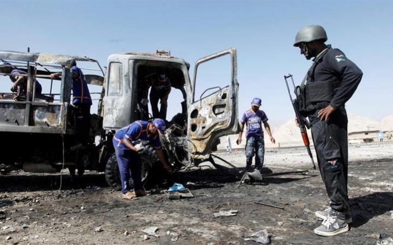 مقتل 13 جنديا باكستانيا بتفجير استهدف قافلة عسكرية