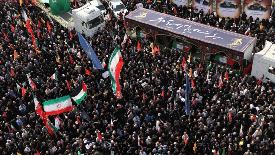 إيران تشيع قادة عسكريين وعلماء نوويين قتلوا في الحرب مع إسرائيل