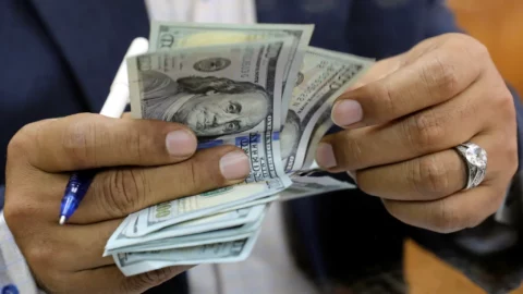 الدولار يتراجع مقابل العملات الأخرى