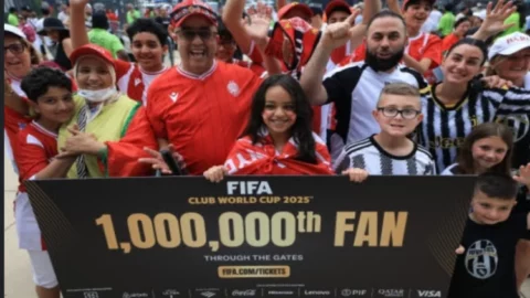 “الفيفا” يحتفل بمشجعة مغربية في كأس العالم للأندية