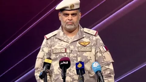 قطر: صاروخ واحد وصل إلى قاعدة العديد مقابل اعتراض 18 صاروخ آخر