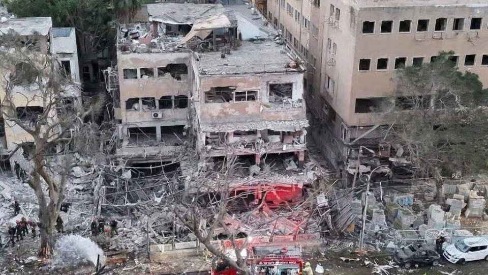قتلى ومباني مدمرة.. رد الصواريخ الإيرانية على تل أبيب يتواصل