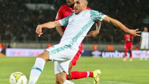 الرجاء الرياضي يمدد عقد لاعبه بولكسوت لموسمين