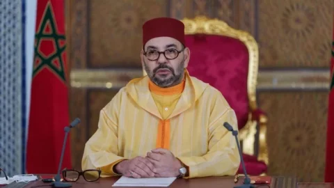 الملك يعزي أسرة عبد الحق المريني