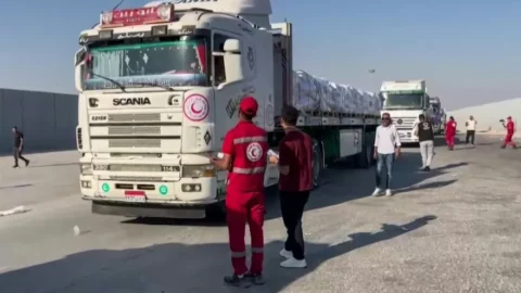 بدء عبور المساعدات باتجاه غزة عبر معبر رفح